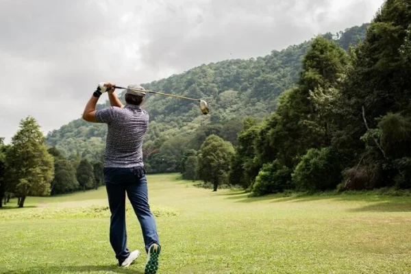 FairwayNomad: The Ultimate Guide to Mobile Golf Lifestyle